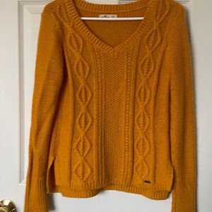 Hollister knit shirt. Very warm! Perfect for fall/winter. Like new!